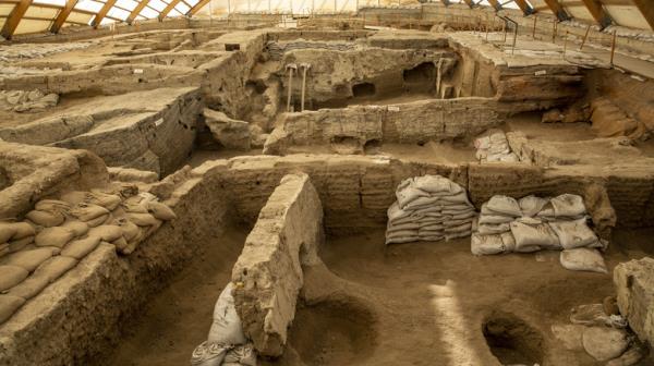 Çatalhöyük excavation under awning
