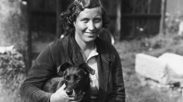 Kathleen Kenyon with dog, 1936